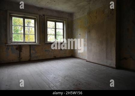 Das Innere eines alten leeren Zimmers in einem verlassenen Gebäude Stockfoto