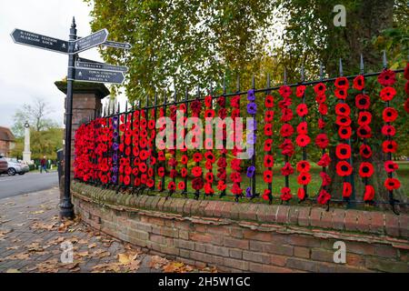 In Marlow, Buckinghamshire, wurden Hunderte von Stoffmohn auf Geländer gelegt. Menschen in ganz Großbritannien werden um 11 Uhr ein zweiminütiges Schweigen halten, um sich an die Kriegtot zu erinnern. Bilddatum: Donnerstag, 11. November 2021. Stockfoto