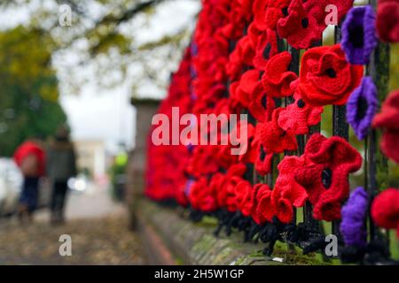 In Marlow, Buckinghamshire, wurden Hunderte von Stoffmohn auf Geländer gelegt. Menschen in ganz Großbritannien werden um 11 Uhr ein zweiminütiges Schweigen halten, um sich an die Kriegtot zu erinnern. Bilddatum: Donnerstag, 11. November 2021. Stockfoto