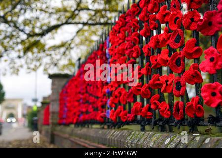 In Marlow, Buckinghamshire, wurden Hunderte von Stoffmohn auf Geländer gelegt. Menschen in ganz Großbritannien werden um 11 Uhr ein zweiminütiges Schweigen halten, um sich an die Kriegtot zu erinnern. Bilddatum: Donnerstag, 11. November 2021. Stockfoto