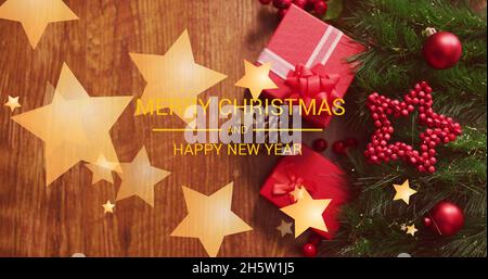 Bild von fröhlichem weihnachtstext über Geschenken Stockfoto