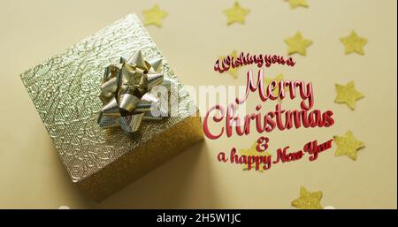 Bild von fröhlichem weihnachtstext über der Gegenwart Stockfoto