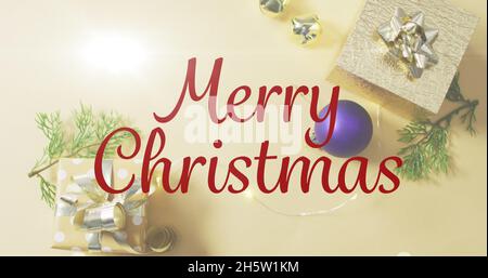 Bild von fröhlichem weihnachtstext über Geschenken Stockfoto