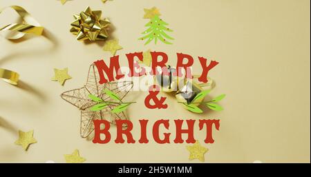 Bild von fröhlichem weihnachtstext über Dekorationen Stockfoto