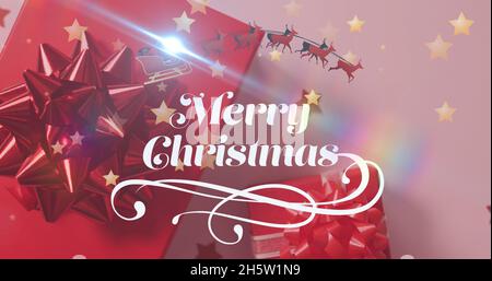 Bild von fröhlichem weihnachtstext über Geschenken Stockfoto