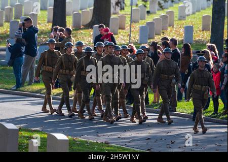 Arlington, USA. November 2021. Am 11. November 2021 veranstaltet der Militärbezirk der Vereinigten Staaten von Washington einen gemeinsamen Gottesdienst und eine Prozession zu Ehren des hundertjährigen Jubiläums des Grabes des unbekannten Soldaten auf dem Nationalfriedhof von Arlington in Arlington, VA.Quelle: Jim Watson/Pool via CNP /MediaPunch Quelle: MediaPunch Inc/Alamy Live News Stockfoto