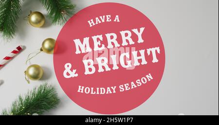 Bild von fröhlichem weihnachtstext über Kugeln Stockfoto