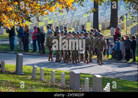 Arlington, USA. November 2021. Am 11. November 2021 veranstaltet der Militärbezirk der Vereinigten Staaten von Washington einen gemeinsamen Gottesdienst und eine Prozession zu Ehren des hundertjährigen Jubiläums des Grabes des unbekannten Soldaten auf dem Nationalfriedhof von Arlington in Arlington, VA.Quelle: Jim Watson/Pool via CNP /MediaPunch Quelle: MediaPunch Inc/Alamy Live News Stockfoto