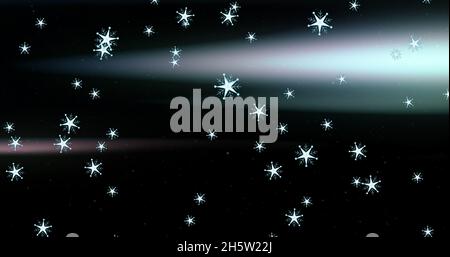 Bild des Schnees, der zu weihnachten über aurora fällt Stockfoto