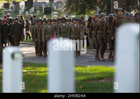 Arlington, USA. November 2021. Am 11. November 2021 veranstaltet der Militärbezirk der Vereinigten Staaten von Washington einen gemeinsamen Gottesdienst und eine Prozession zu Ehren des hundertjährigen Jubiläums des Grabes des unbekannten Soldaten auf dem Nationalfriedhof von Arlington in Arlington, VA.Quelle: Jim Watson/Pool via CNP /MediaPunch Quelle: MediaPunch Inc/Alamy Live News Stockfoto