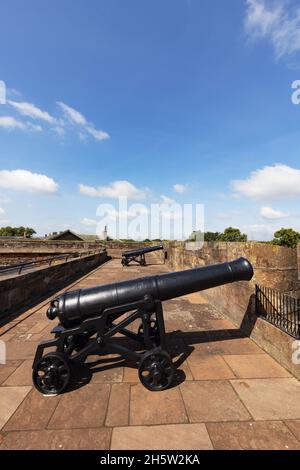 Kanonen standen auf den Wällen, Carlisle Castle, einem englischen Schloss aus dem 11th. Jahrhundert, Carlisle Cumbria UK Stockfoto
