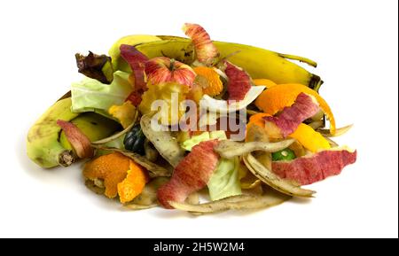 Haufen organischer Reste von Gemüse und Obst isoliert auf weißem Hintergrund. Bananen, Äpfel und Kartoffeln mit Mandarinen zum Kompost schälen. Stockfoto