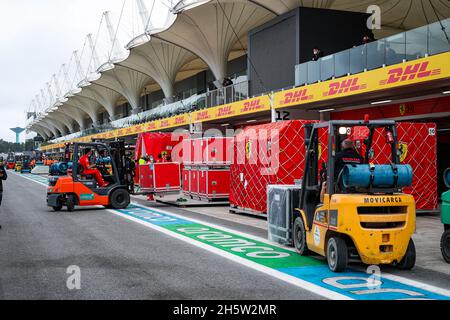 Sao Paulo, Brasilien. November 2021. Sao Paulo, Brasilien. November 2021. Scuderia Ferrari, Pitlane Ambiance Logistics während des Formel 1 Heineken Grande Premio De Sao Paulo 2021, Sao Paulo Grand Prix, 19. Lauf der FIA Formel 1 Weltmeisterschaft 2021 vom 12. Bis 14. November 2021 auf dem Interlagos Circuit, in Sao Paulo, Brasilien - Photo Florent Gooden / DPPI Credit: DPPI Media/Alamy Live News Credit: DPPI Media/Alamy Live News Stockfoto