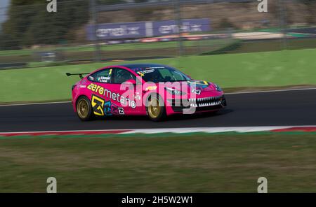 Vallelunga, Italien, oktober 29 2021. Amerikanisches Fest von Rom. Tesla Rennen Elektroauto Aktion auf Rennstrecke verschwommener Hintergrund Stockfoto