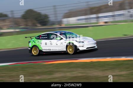 Vallelunga, Italien, oktober 29 2021. Amerikanisches Fest von Rom. Tesla Rennen Elektroauto Aktion auf Rennstrecke verschwommener Hintergrund Stockfoto