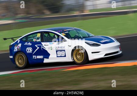 Vallelunga, Italien, oktober 29 2021. Amerikanisches Fest von Rom. Tesla Rennen Elektroauto Aktion auf Rennstrecke verschwommener Hintergrund Stockfoto