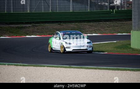Vallelunga, Italien, oktober 29 2021. Amerikanisches Fest von Rom. Tesla Racing Elektroauto Aktion auf der Rennstrecke Stockfoto