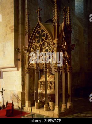 Pere III. Von Aragon und II. Von Katalonien, dem Großen (1240-1285). König von Aragon (als Peter III) von Valencia (als Peter I.) und Graf von Barcelona (als Peter II.) von 1276 bis zu seinem Tod. Polychromiertes Grab von Peter dem Großen. Begonnen durch den Meister Bartomeu um 1296. Der Sarkophag ruht auf einer römisch-roten Porphyr-Badewanne und unter einem gotischen Pavillon. Kloster Santes Creus. Aiguamúrcia, Provinz Tarragona, Katalonien, Spanien. Stockfoto