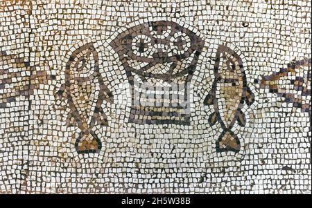 Kirche der Multiplikation. Mosaikdetail, das die Multiplikation der Brote und Fische darstellt (5. Jahrhundert). Tabgha, Galilee, Israel. Stockfoto