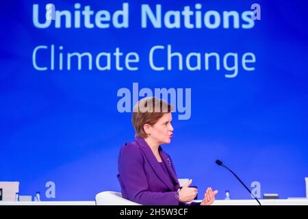 Glasgow, Großbritannien. November 2021. Nicola Sturgeon, erste Ministerin Schottlands, spricht bei einer Podiumsdiskussion mit dem ugandischen Klimaaktivisten Nakate auf der UN-Klimakonferenz COP26. Die Weltklimakonferenz findet in Glasgow statt. Rund 200 Länder verhandeln, wie die globale Klimakrise und die globale Erwärmung eingedämmt werden können. Quelle: Christoph Soeder/dpa/Alamy Live News Stockfoto