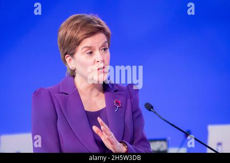 Glasgow, Großbritannien. November 2021. Nicola Sturgeon, erste Ministerin Schottlands, spricht bei einer Podiumsdiskussion mit dem ugandischen Klimaaktivisten Nakate auf der UN-Klimakonferenz COP26. Die Weltklimakonferenz findet in Glasgow statt. Rund 200 Länder verhandeln, wie die globale Klimakrise und die globale Erwärmung eingedämmt werden können. Quelle: Christoph Soeder/dpa/Alamy Live News Stockfoto