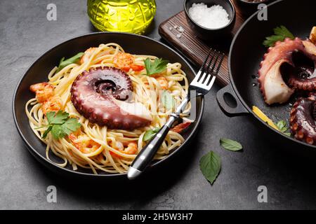 Meeresfrüchte-Pasta mit Kraken und Garnelen Stockfoto