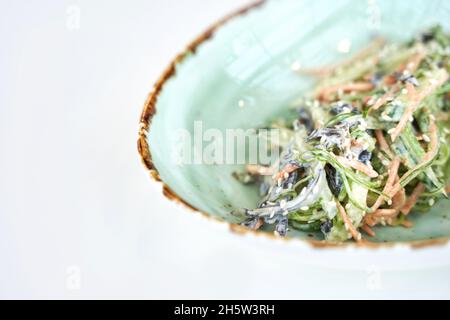 Asiatischer Wakame-Salat. Schüssel auf Küchentisch. Moderne Gerichte Stockfoto