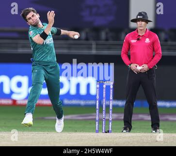 Dubai, VAE, 11, Nov 2021: ICC T20 2. Halbfinale: Pakistan gegen Australien: Shaheed Afridi von Pakistan in Aktion während der 2. Halbzeit im Dubai-Stadion am Donnerstag. Bildnachweis: Seshadri SUKUMAR Kredit: Seshadri SUKUMAR/Alamy Live Nachrichten Stockfoto