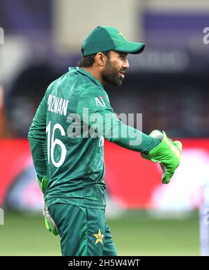 Dubai, VAE, 11, Nov 2021: ICC T20 2. Halbfinale: Pakistan gegen Australien: Rizwan WK of Pakistan in Aktion während der 2. Halbzeit im Dubai-Stadion am Donnerstag. Bildnachweis: Seshadri SUKUMAR Kredit: Seshadri SUKUMAR/Alamy Live Nachrichten Stockfoto