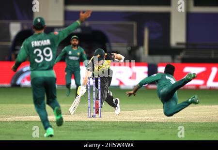 Dubai, VAE, 11, Nov 2021: ICC T20 2. Halbfinale: Pakistan vs. Australien: Mitchell Marsh aus Australien macht am Donnerstag im 2. Halbfinale im Dubai-Stadion einen schnellen Lauf. Bildnachweis: Seshadri SUKUMAR Kredit: Seshadri SUKUMAR/Alamy Live Nachrichten Stockfoto