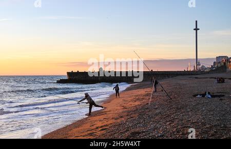 Brighton UK 11. November 2021 - Ein Fischer treibt bei Sonnenuntergang vor den Strand von Brighton ins Meer: Credit Simon Dack / Alamy Live News Stockfoto