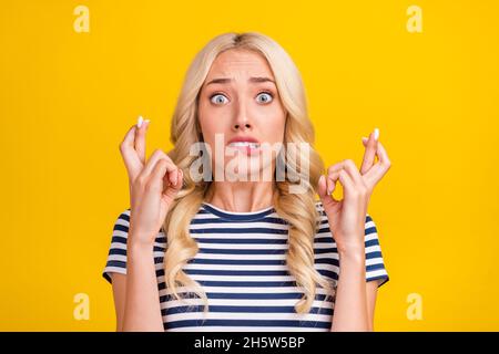 Foto-Porträt Frau in Freizeitkleidung Angst warten auf Glück gestresst isoliert lebendige gelbe Farbe Hintergrund Stockfoto