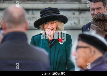 London, Großbritannien. November 2021. Die Herzogin von Cornwall besucht das 93. Feld der Erinnerung in der Westminster Abbey. Ihre königliche Hoheit trifft sich auch mit Veteranen und Vertretern der Streitkräfte, Kadetten und Freiwilligen, die die Kreuze aufgestellt haben. Kredit: Imageplotter/Alamy Live Nachrichten Stockfoto