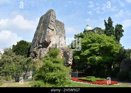 Landschaftsbild Bridgnorth, Shropshire Castle Schiefe Steinmauer in Ruinen in den Schlossgärten an einem hellen sonnigen Sommertag, blauer Himmel Hintergrund Stockfoto