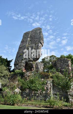Landschaftsbild Bridgnorth, Shropshire Castle Schiefe Steinmauer in Ruinen in den Schlossgärten an einem hellen sonnigen Sommertag, blauer Himmel Hintergrund Stockfoto