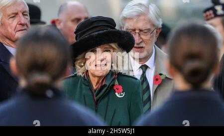 London, Großbritannien. November 2021. Die Herzogin begrüßt junge Kadetten im Alter von 16-19 Jahren von der Military Preparation College for Training (MPCT). Die Herzogin von Cornwall besucht das 93. Feld der Erinnerung in der Westminster Abbey. Ihre königliche Hoheit trifft sich auch mit Veteranen und Vertretern der Streitkräfte, Kadetten und Freiwilligen, die die Kreuze aufgestellt haben. Kredit: Imageplotter/Alamy Live Nachrichten Stockfoto