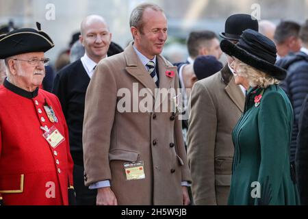 London, Großbritannien. November 2021. Militärangehörige und Veteranen warten geduldig auf ihre Teilnahme, um die Herzogin zu begrüßen. Die Herzogin von Cornwall besucht das 93. Feld der Erinnerung in der Westminster Abbey. Ihre königliche Hoheit trifft sich auch mit Veteranen und Vertretern der Streitkräfte, Kadetten und Freiwilligen, die die Kreuze aufgestellt haben. Kredit: Imageplotter/Alamy Live Nachrichten Stockfoto