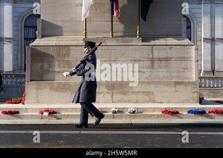 London Whitehall, Großbritannien, 11. November 2021. Veteranen und die breite Öffentlichkeit versammeln sich um das Cenotaph in Whitehall und respektieren die Kriegtot bei einer Mahnwache durch die Ehrengarde des RAF-Regiments, während eines Gedenkgottesdienstes zum Waffenstillstandstag, der um 11 Uhr zwei Schweigeminuten beobachtete. Kredit: Xiu Bao / Alamy Live Nachrichten Stockfoto