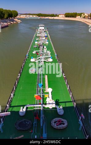 Großer selbstfahrender Lastwagentanker mitten auf der Rhone an einem sonnigen Tag. Arles. Provence. Frankreich. Stockfoto