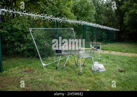 Community Payback Straftäter helfen in der Gemeinschaft durch Aufräumen und Aufräumen von Grünflächen und tun einige diy wie Malerei und Gartenarbeit. Stockfoto