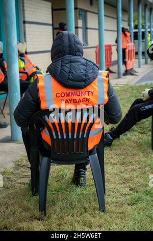 Community Payback Straftäter helfen in der Gemeinschaft durch Aufräumen und Aufräumen von Grünflächen und tun einige diy wie Malerei und Gartenarbeit. Stockfoto