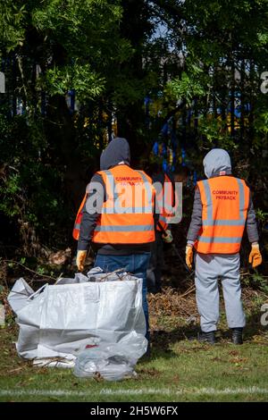 Community Payback Straftäter helfen in der Gemeinschaft durch Aufräumen und Aufräumen von Grünflächen und tun einige diy wie Malerei und Gartenarbeit. Stockfoto