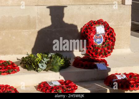 London, Großbritannien. November 2021. Schatten eines Soldaten auf dem Cenotaph mit Mohnkränzen. Gedenkfeier im Cenotaph. Kredit: Mark Thomas/Alamy Live Nachrichten Stockfoto