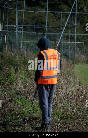 Community Payback Straftäter helfen in der Gemeinschaft durch Aufräumen und Aufräumen von Grünflächen und tun einige diy wie Malerei und Gartenarbeit. Stockfoto