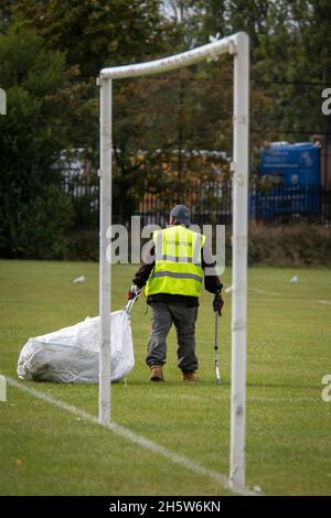 Community Payback Straftäter helfen in der Gemeinschaft durch Aufräumen und Aufräumen von Grünflächen und tun einige diy wie Malerei und Gartenarbeit. Stockfoto