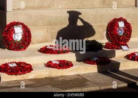 London, Großbritannien. November 2021. Schatten eines Soldaten auf dem Cenotaph mit Mohnkränzen. Gedenkfeier im Cenotaph. Kredit: Mark Thomas/Alamy Live Nachrichten Stockfoto