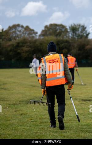 Community Payback Straftäter helfen in der Gemeinschaft durch Aufräumen und Aufräumen von Grünflächen und tun einige diy wie Malerei und Gartenarbeit. Stockfoto