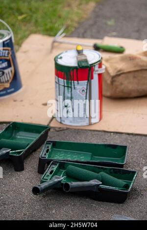 Community Payback Straftäter helfen in der Gemeinschaft durch Aufräumen und Aufräumen von Grünflächen und tun einige diy wie Malerei und Gartenarbeit. Stockfoto