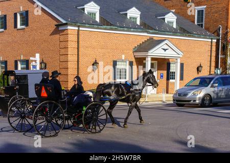 Strasburg, PA, USA - 7. November 2021: Ein von Pferden gezogener Amish-Buggy wird als Haupttransportwagen in Lancaster County, PA, verwendet. Stockfoto