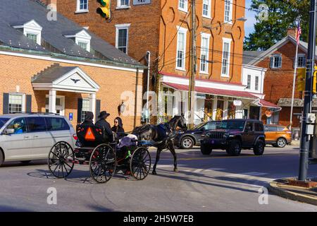 Strasburg, PA, USA - 7. November 2021: Ein von Pferden gezogener Amish-Buggy wird als Haupttransportwagen in Lancaster County, PA, verwendet. Stockfoto